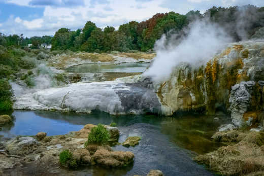 Heiße Quellen im Geothermiegebiet Te Puia, Rotorua, Neuseeland

