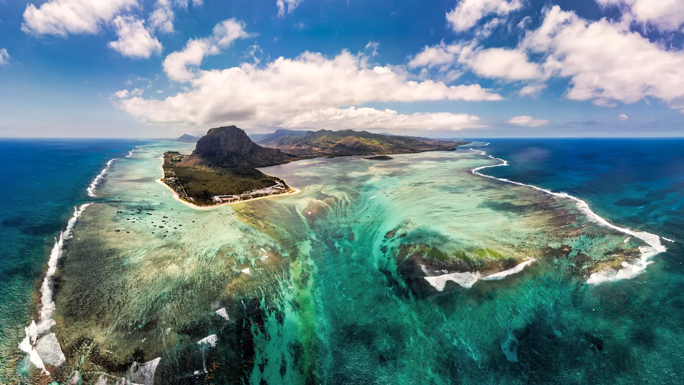 Le Morne, Mauritius Luftaufnahme der optischen Unterwasser-Wasserfall-Illusion am Le Morne Brabant. Le Morne, Mauritius.