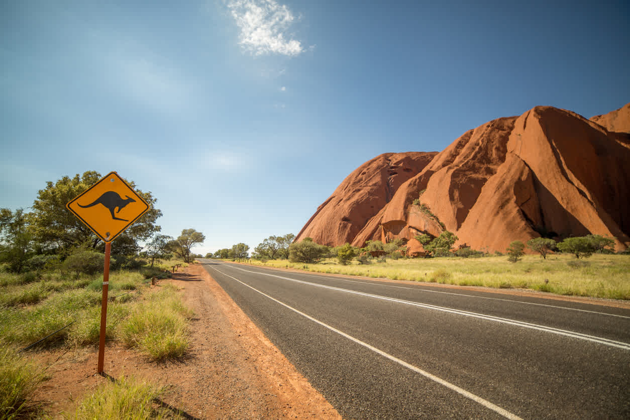 Un panneau attention au kangourou dans l'outback australien que vous croiserez sûrement pendant votre road trip en Australie.