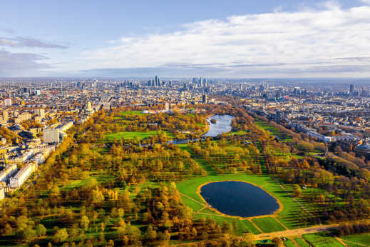 Baladez-vous à Hyde Park pendant votre voyage à Londres, le plus grand des huit parcs royaux de Londres.