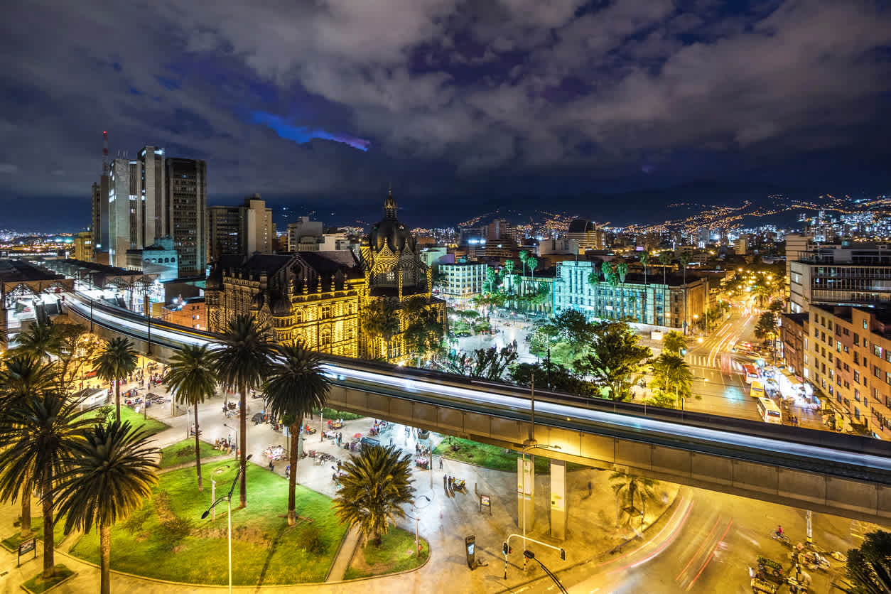 Vue du centre-ville de nuit, à Medellín, en Colombie.
