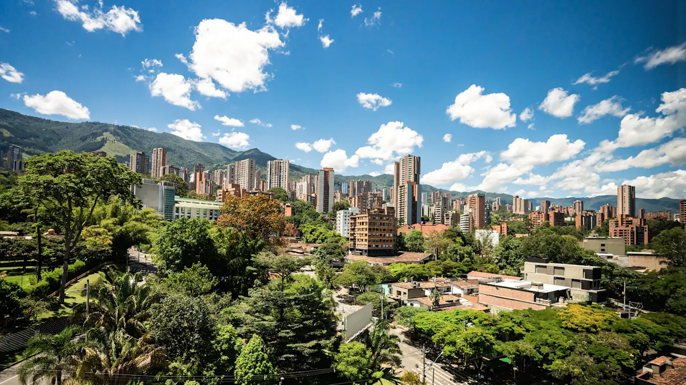 Medellín, Antioquia, Kolumbien Skyline von Medellín mit modernen Hochhäusern und grünem Tal im Hintergrund. Medellín, Antioquia, Kolumbien.