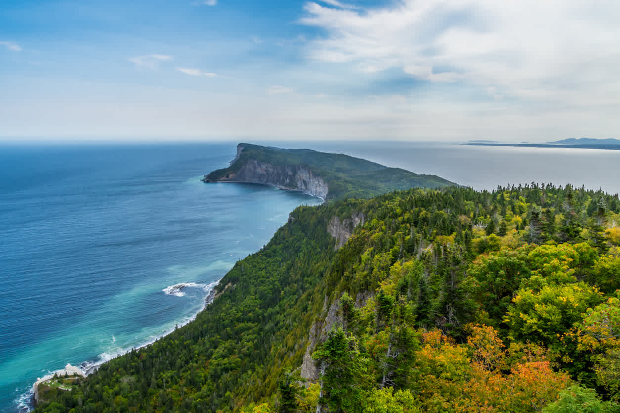 Faites une randonnée dans le magnifique parc national de Forillon (Gaspésie) pendant votre voyage dans l'est du Canada.