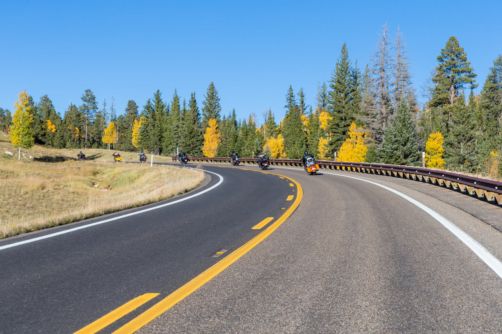 Des motos sur une route panoramique en Arizona, lors d'un circuit dans l'ouest américain
