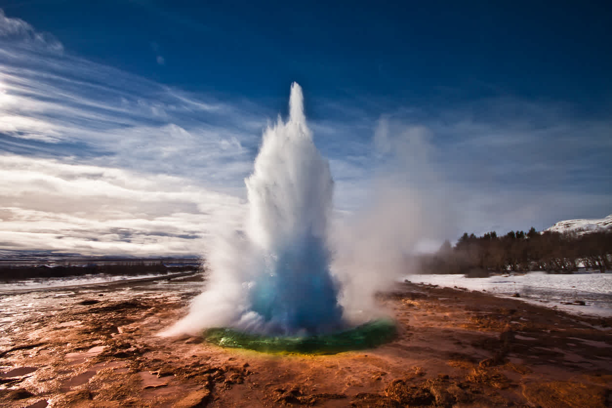 Sehen Sie den Geysir Strokkur während Ihrer Reise zum Goldenen Kreis.