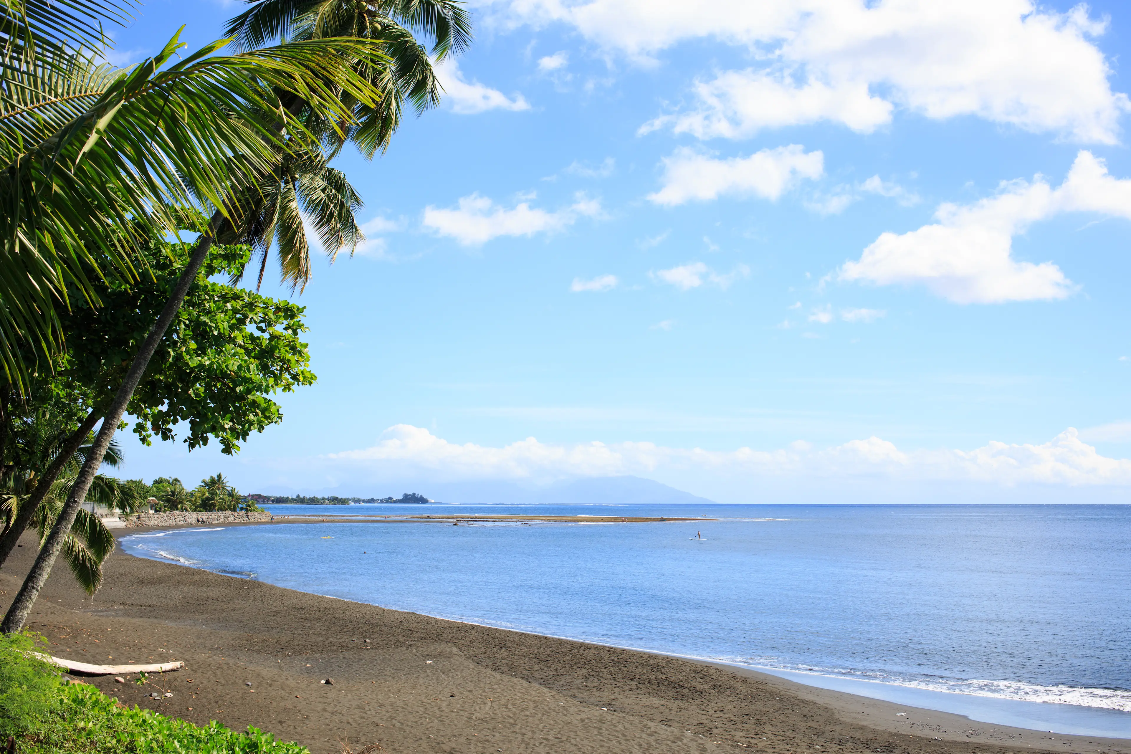 Schwarzen Sand am Strand von Tahiti-PAPEETE, Französisch-Polynesien.