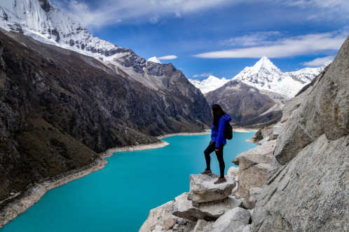 Touristenfrau am Paron-See in der Cordillera Blanca von Peru. 
