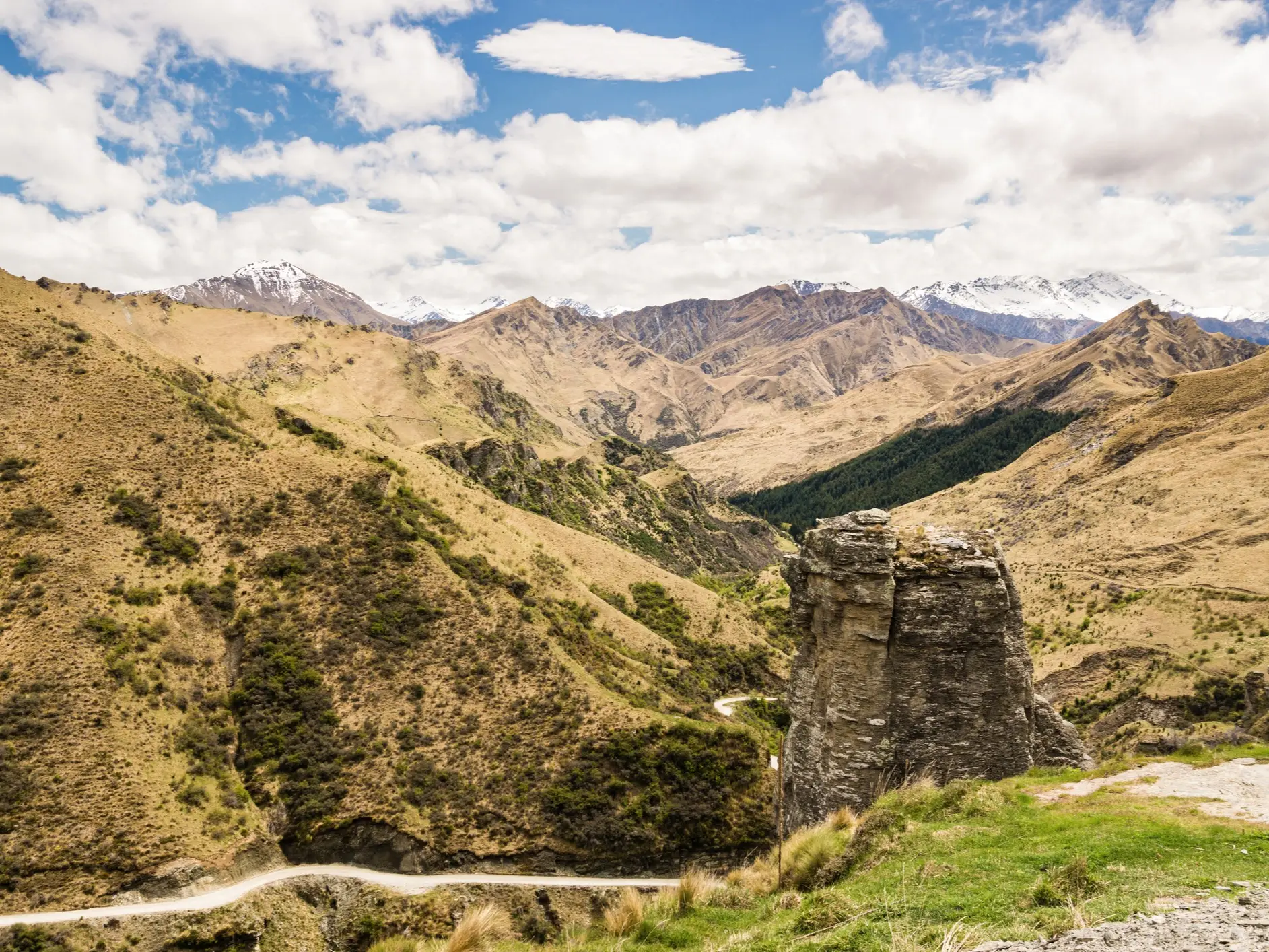 Queenstown, Otago, Neuseeland Schroffe Berglandschaft mit kurviger Straße und markantem Felsen. Queenstown, Otago, Neuseeland.