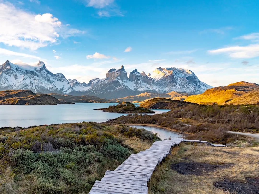 Blick auf die Bergkette und einen See mit Anlegesteg, Torres del Paine, Chile