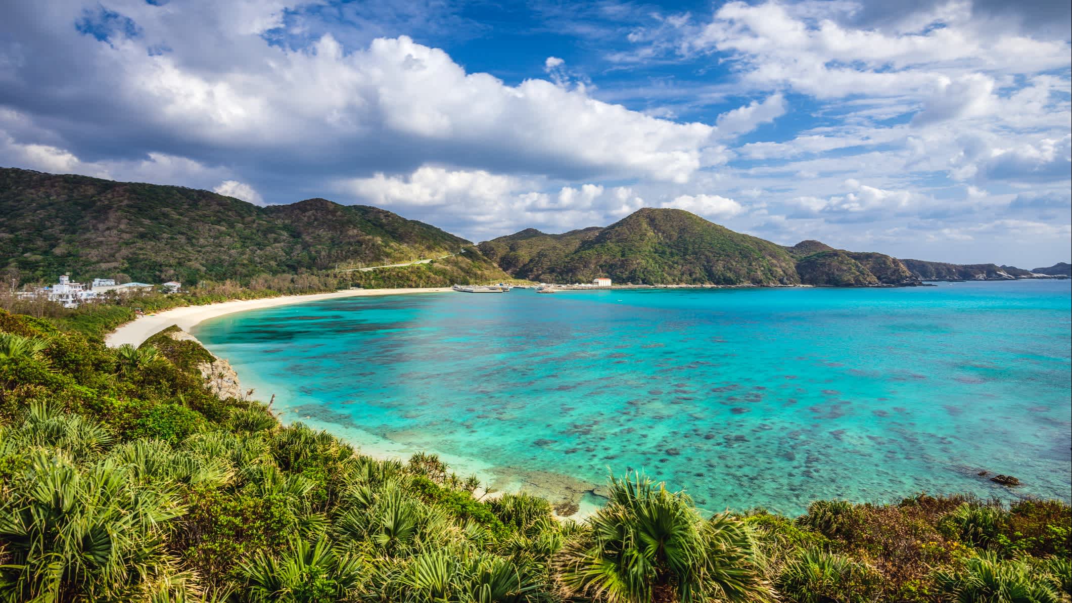 Aharen Beach auf der Insel Tokashiki in Okinawa, Japan.

