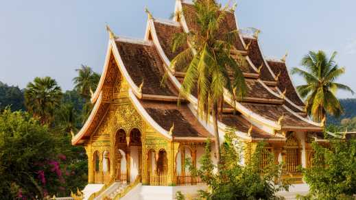 Prise en photo de l'impressionnant temple Wat Ho Pha Bang, à Luang Probang que vous pourrez découvrir au milieu de la nature pendant votre voyage au Laos.