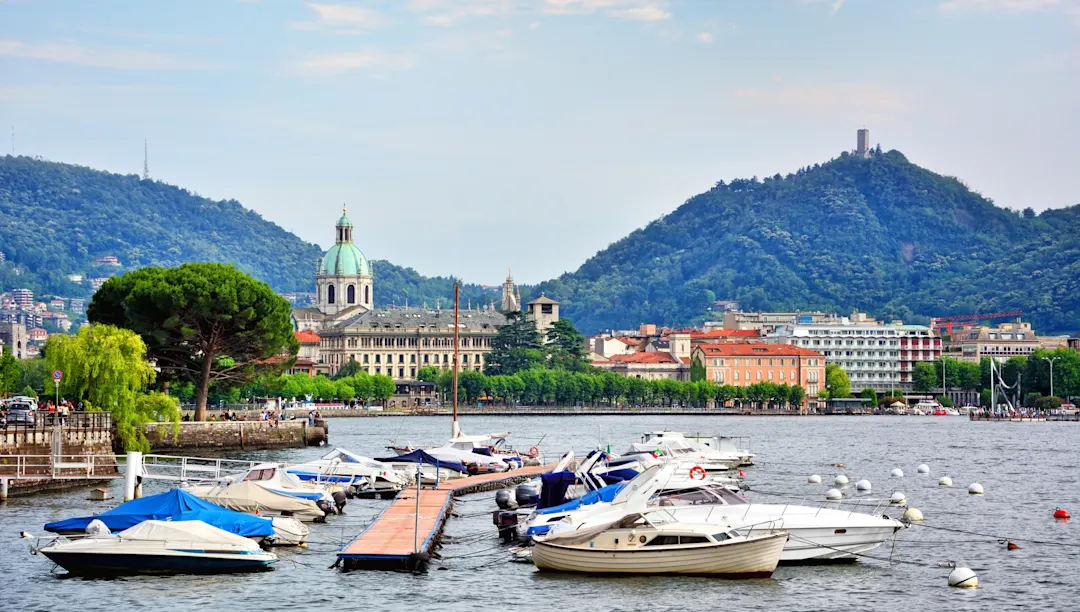 Italien, Lombardei, Como Boote im Yachthafen von Como bei Sonnenuntergang, Italien.