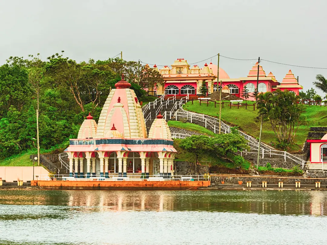 Grand Bassin Tempel, ein heiliger Hindu-Tempel am See, umgeben von grüner Natur. Grand Bassin, Mauritius.