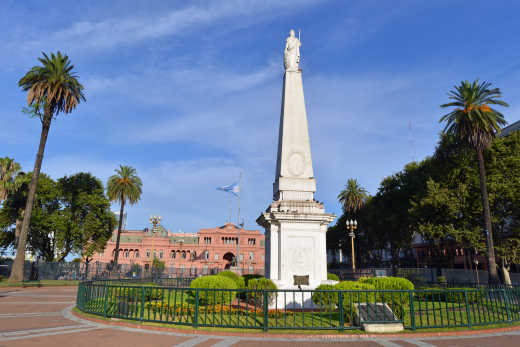 Visitez la Plaza de Mayo pendant votre voyage à Buenos Aires.