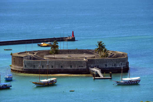 Das Fort São Marcelo umgeben von Wasser, eine kreisrunde Festung die ca 300m von der Küste Salvadors entfernt liegt. 