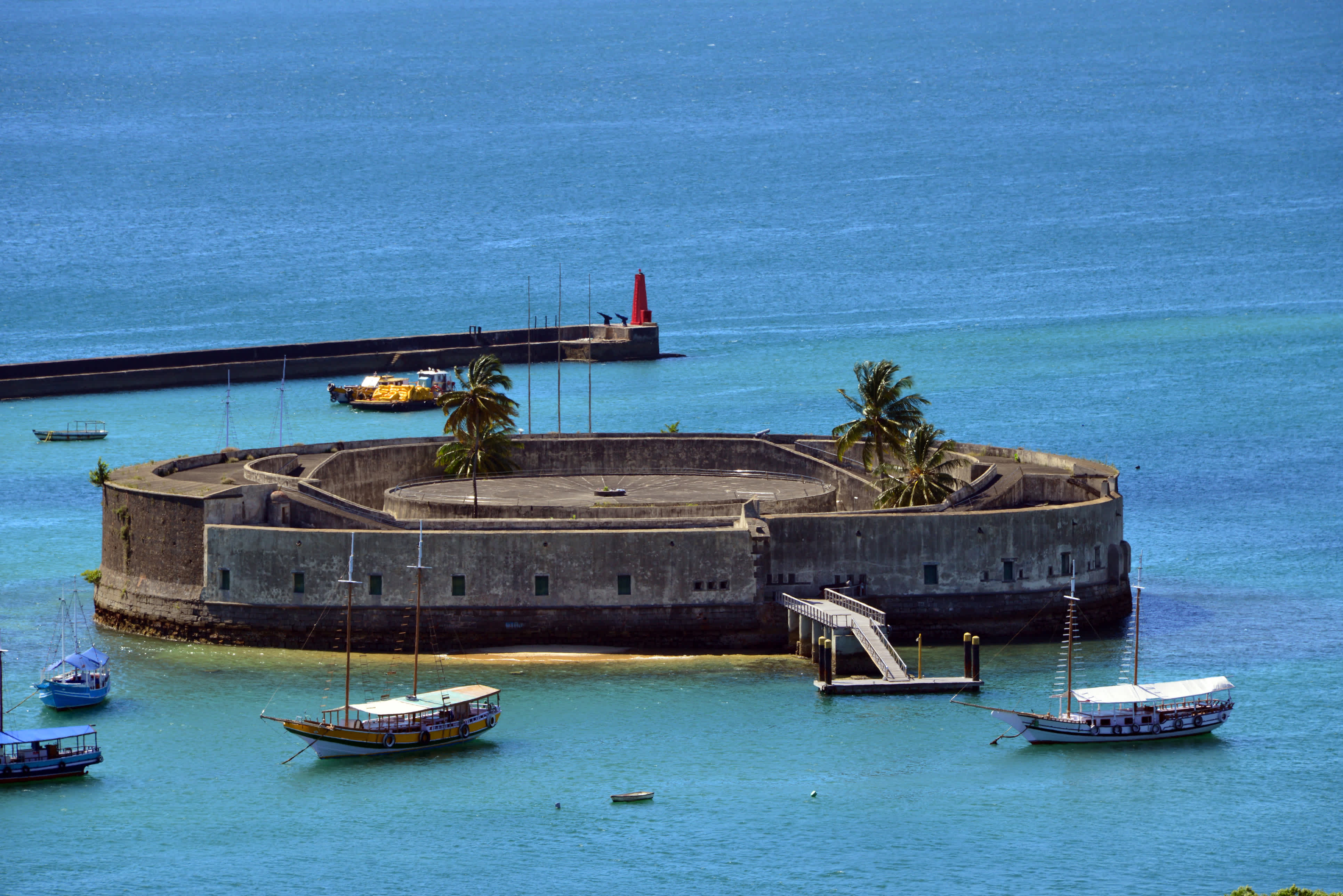 Le fort São Marcelo, entouré d'eau, est une forteresse circulaire située à environ 300 mètres de la côte salvadorienne.