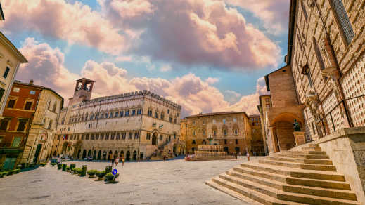 Ein idyllischer Himmel umhüllt den Hauptplatz und den Palazzo Dei Priori im mittelalterlichen Herzen von Perugia in Umbrien