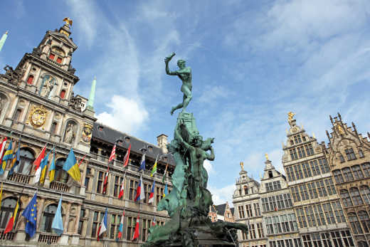 Entdecken Sie während Ihres Aufenthaltes das imposante Rathaus von Antwerpen.
