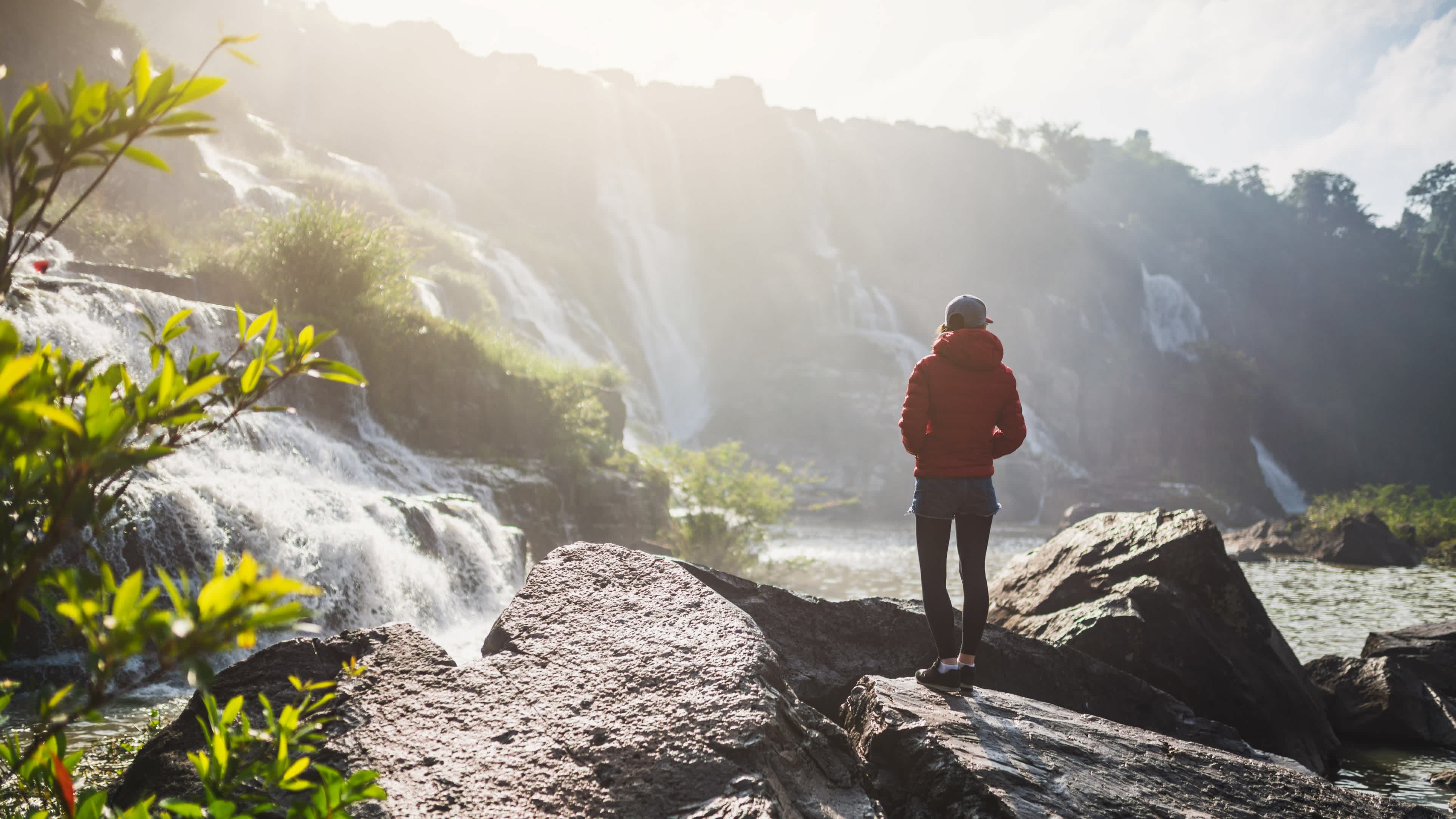 Femme voyageuse appréciant la vue sur la cascade de Pongour le matin. Vietnam.