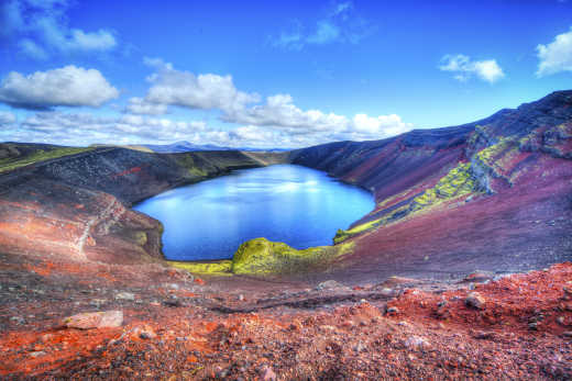 Vue sur le lac de cratère Ljotipollur dans les hautes terres du sud de l'Islande.

