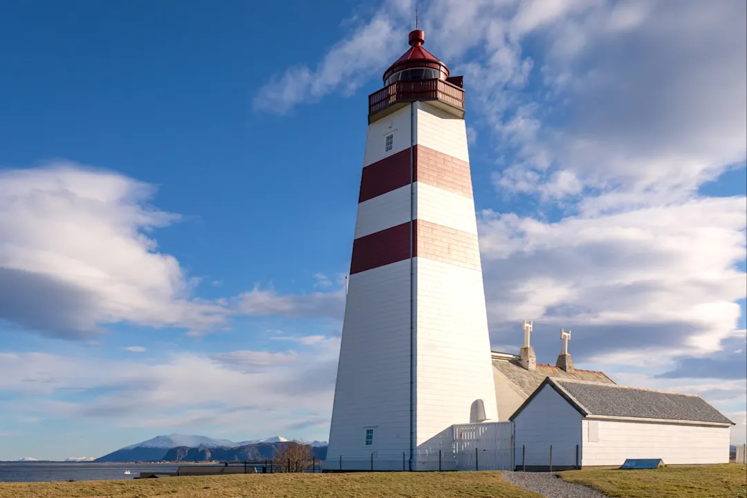 Norwegen, Ålesund Blick auf den Leuchtturm von Alnes am sonnigen Tag, Ålesund, Norwegen.