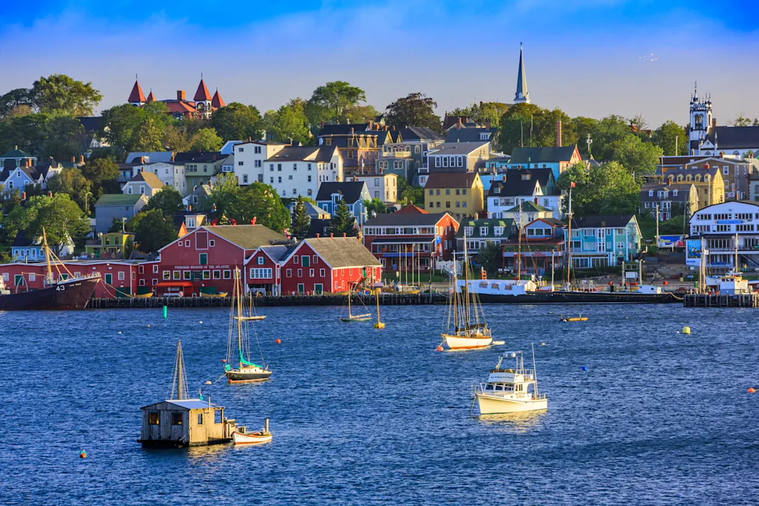 Der Hafen mit vielen Booten bei Lunenburg in Kanada.