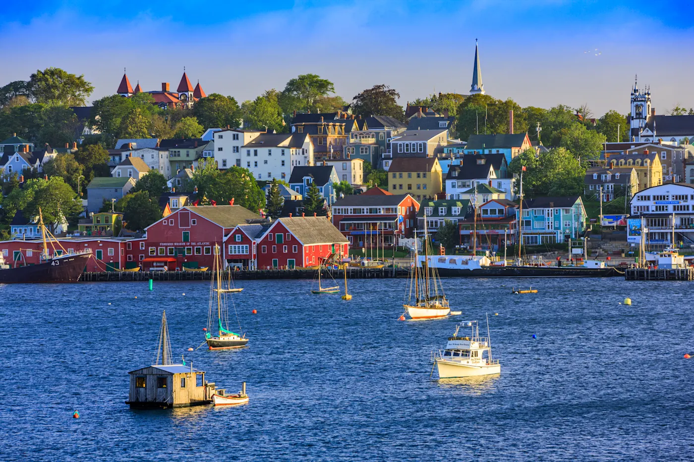 Der Hafen mit vielen Booten bei Lunenburg in Kanada.