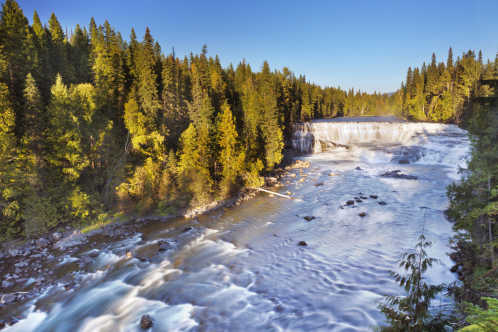 Die weiten Wälder und Dawson Wasserfälle in dem Wells Gray Provincial Park in British Columbia 
