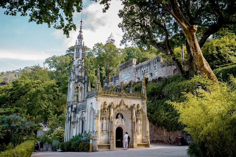 Historische Stadt Óbidos mit gut erhaltenen mittelalterlichen Gebäuden und farbenfrohen Blumen. Portugal.