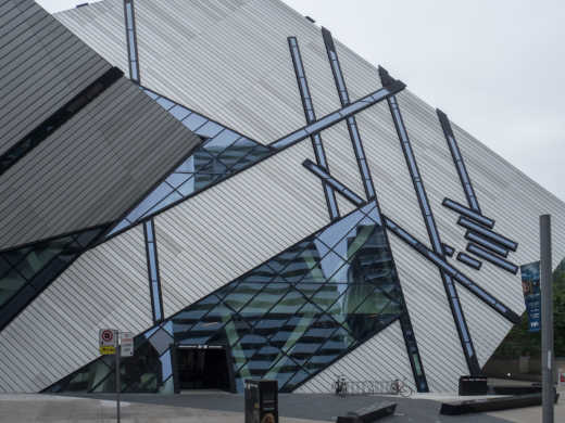 Visiter Toronto et son musée royal, le Royal Ontario Museum, construit en 1914 et pourtant d'un style avant-garde pour l'époque.
