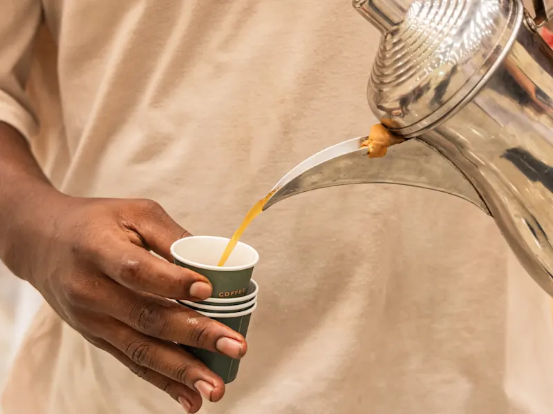 Al-Ain, Abu Dhabi, Vereinigte Arabische Emirate Traditionelle arabische Kaffeezubereitung mit einem Dallah-Kaffeekrug. Al-Ain, Abu Dhabi, Vereinigte Arabische Emirate.