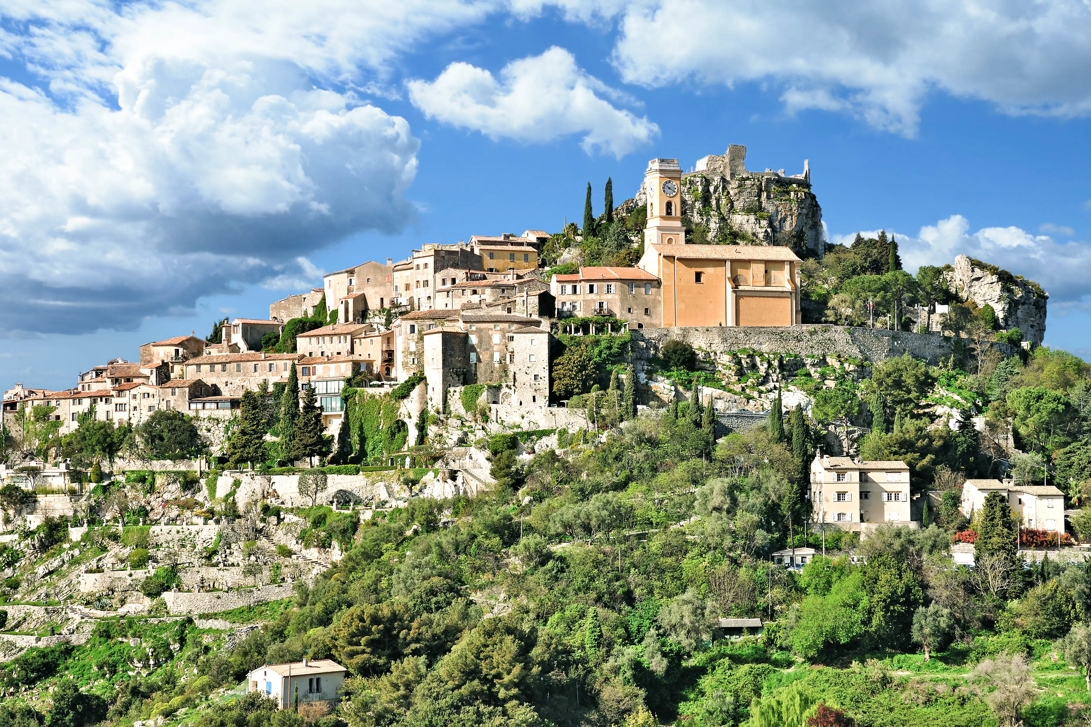 Panoramablick auf das malerische mittelalterliche Dorf Eze in der Nähe von Monaco und Nizza an der französischen Riviera.