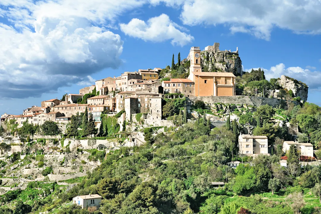 Panoramablick auf das malerische mittelalterliche Dorf Eze in der Nähe von Monaco und Nizza an der französischen Riviera.