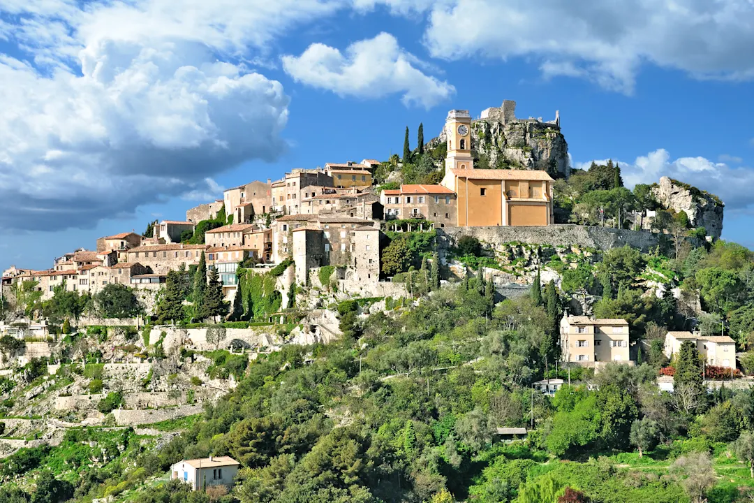 Panoramablick auf das malerische mittelalterliche Dorf Eze in der Nähe von Monaco und Nizza an der französischen Riviera.