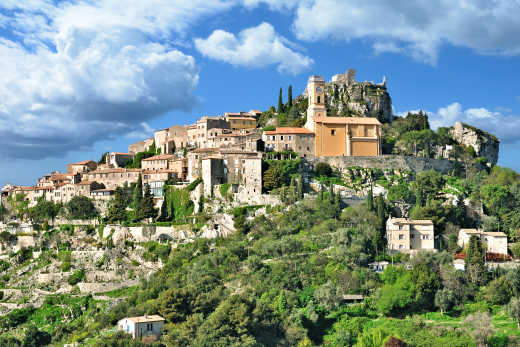 Panoramablick auf das malerische mittelalterliche Dorf Eze in der Nähe von Monaco und Nizza an der französischen Riviera.