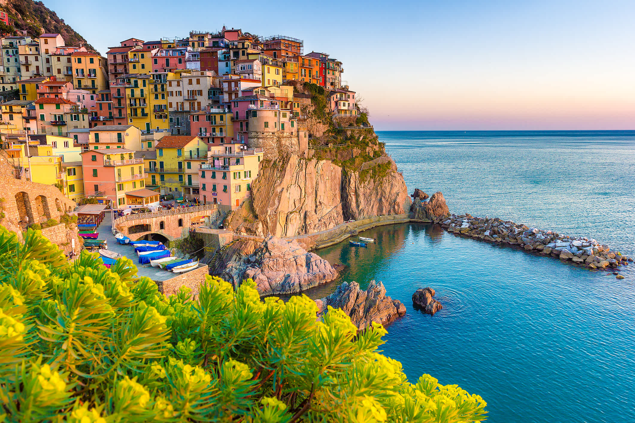 Manarola in Cinque Terre bei Sonnenuntergang, Italien. 
