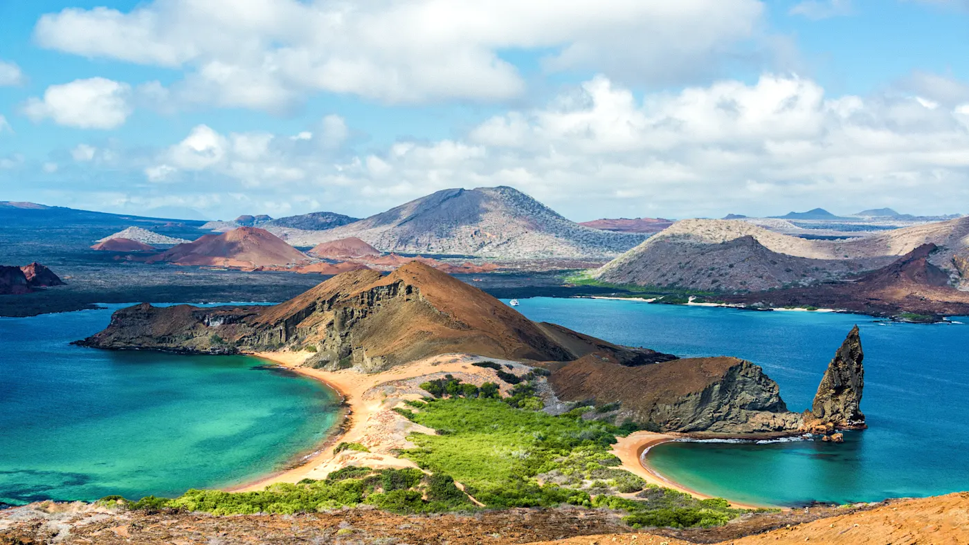 Galapagos Inseln, Ecuador Vulkanische Inseln und türkisfarbenes Meer auf den Galapagos. Galapagos-Inseln, Ecuador