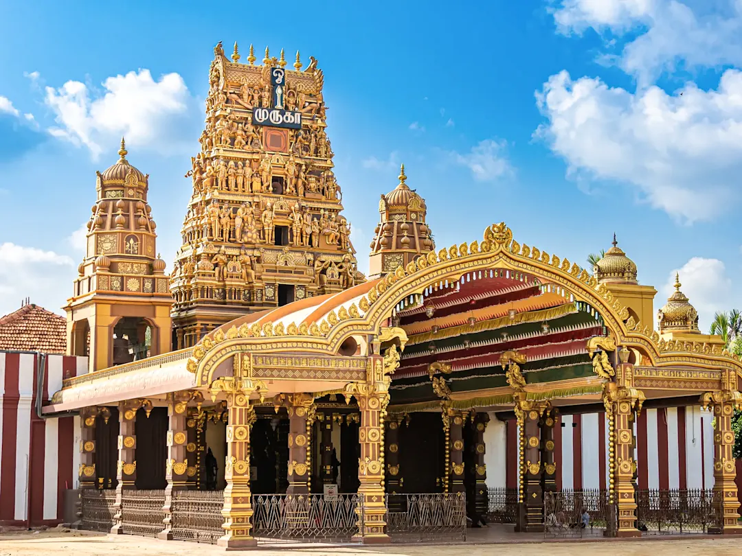 Prächtiger Hindu-Tempel mit goldverzierter Architektur und Skulpturen. Sri Lanka.