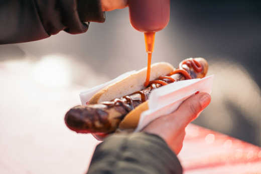 Genießen Sie eine schöne Hot-Dog-Pause während Ihrer Route 66 Tour.