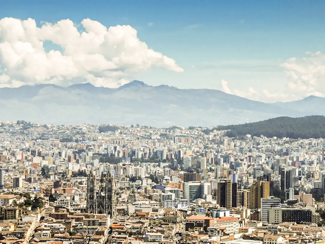Stadtpanorama mit Bergen im Hintergrund. Quito, Pichincha, Ecuador.