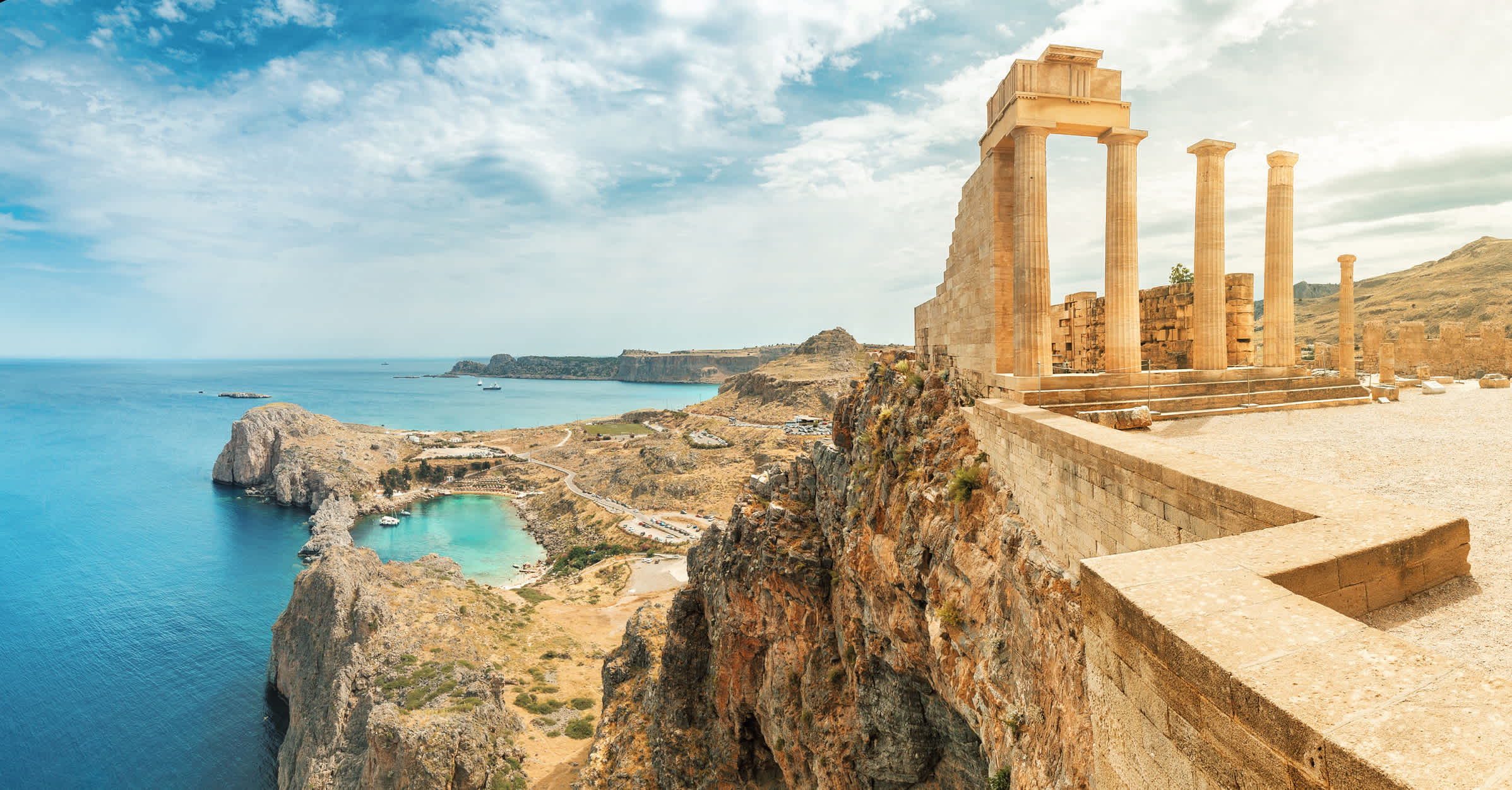 Berühmte Touristenattraktion - Akropolis von Lindos. Antike Architektur in Griechenland. Reiseziele der Insel Rhodos