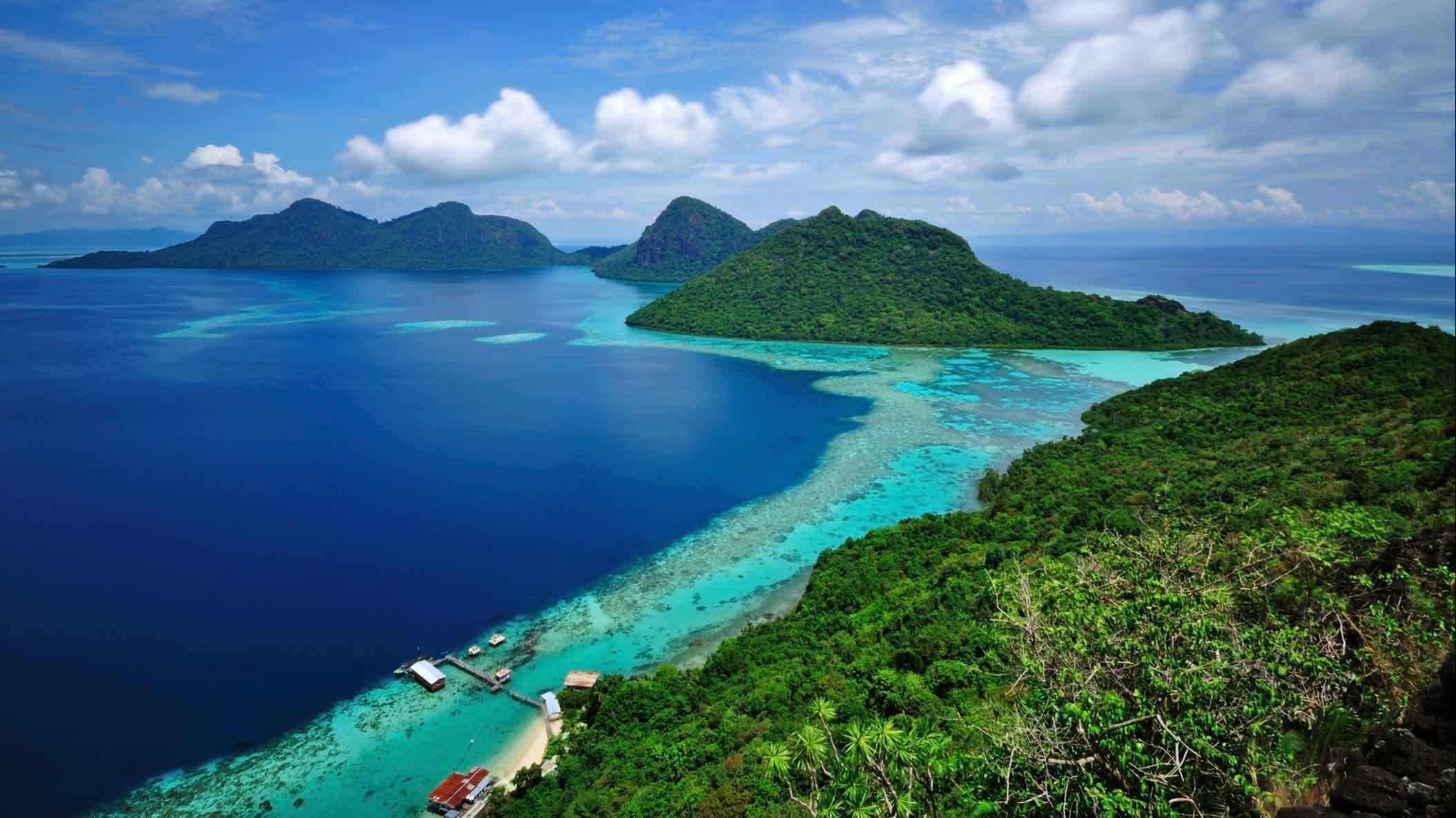 Vue aérienne des montagnes et de l'eau bleue sur les îles Boheydulang, Sabah, Malaisie