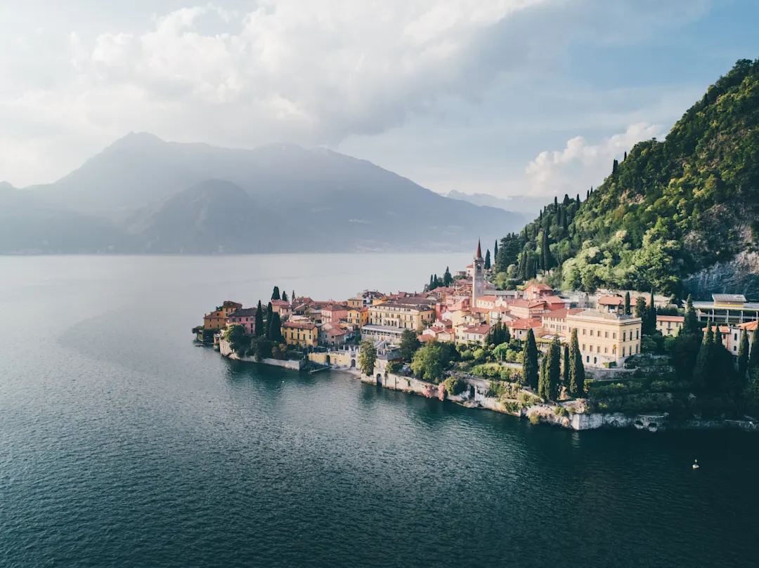 Italien, Lombardei, Bellagio Die Panoramalandschaft von Bellagio am Comer See, Italien.