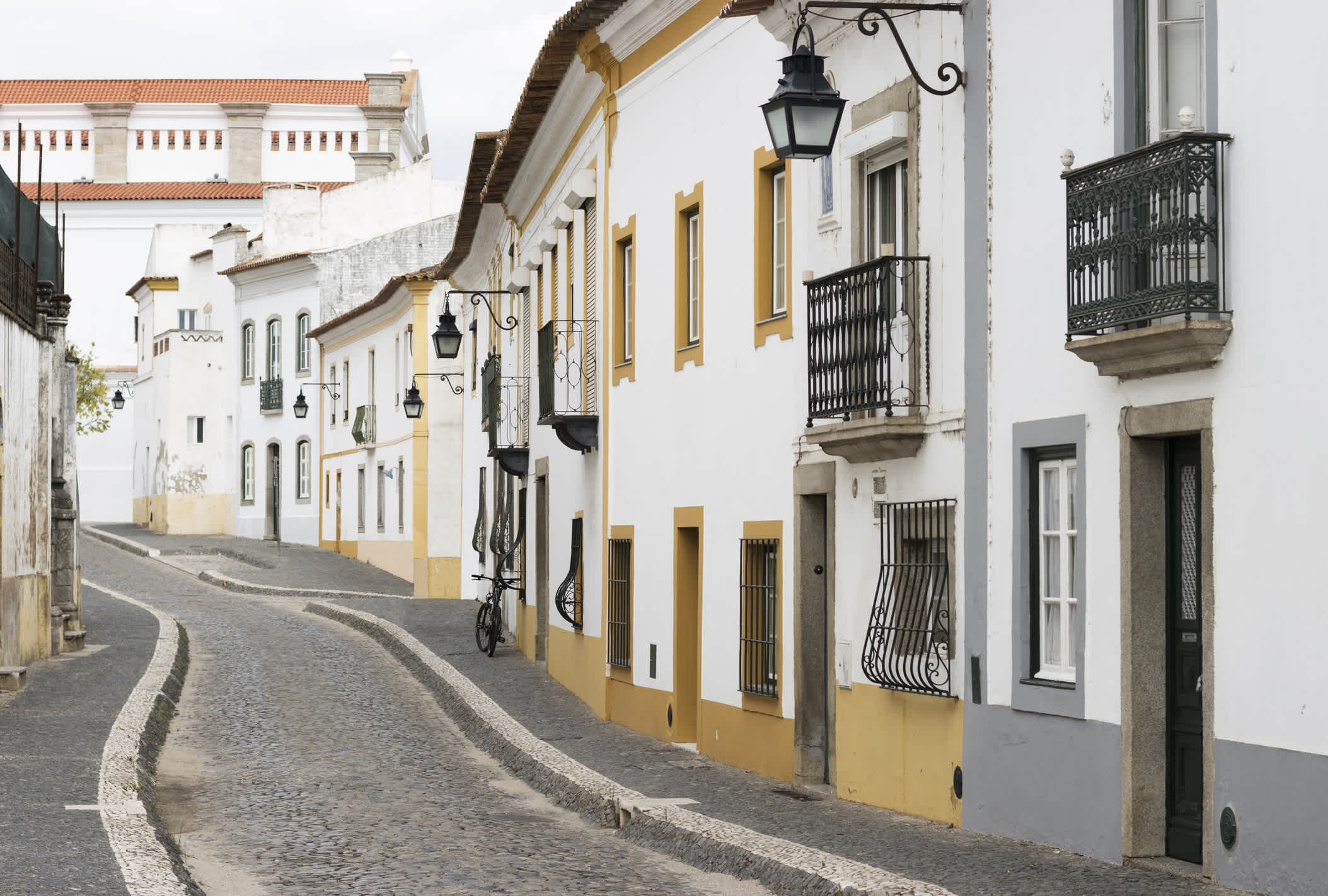 Straße in Evora in Portugal. 

