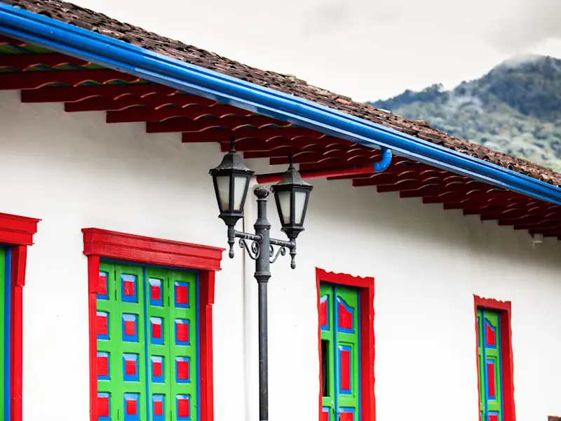 Salento, Quindío, Kolumbien Traditionelle farbenfrohe Häuserfassade mit dekorativen Fenstern und Laternen. Salento, Quindío, Kolumbien.