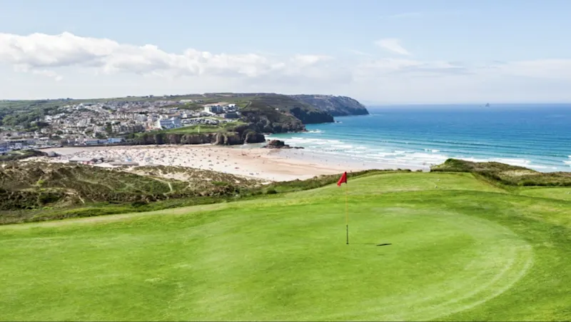Angleterre, terrain de golf Terrain de golf sur une falaise avec vue sur une plage de sable et une mer bleu azur, Angleterre.