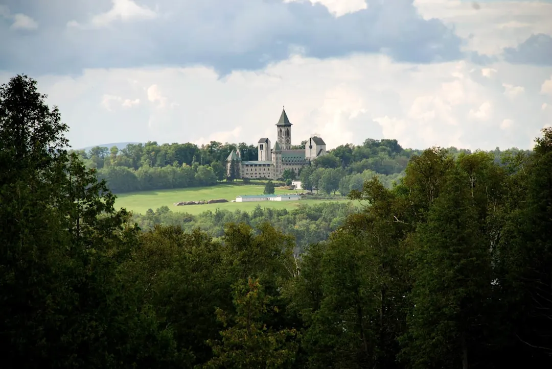 Herbstlandschaft in der Region Estrie in Québec mit Abtei