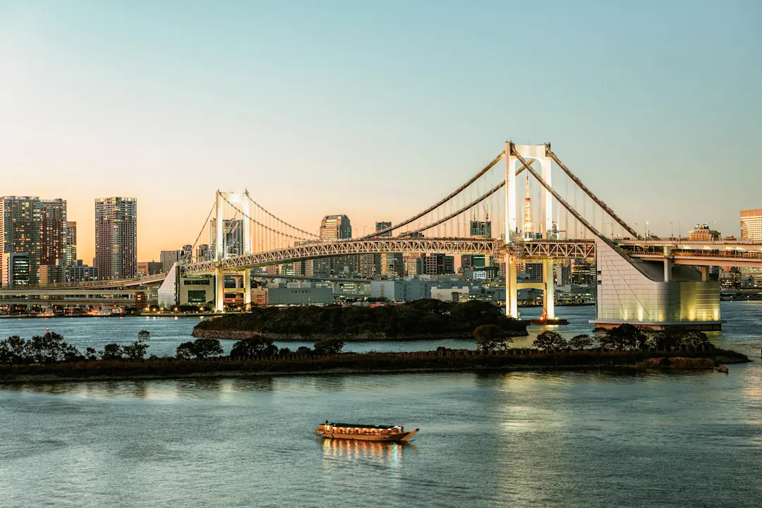 Tokyo Bay mit Rainbow Bridge und Minato City bei Sonnenuntergang, Japan