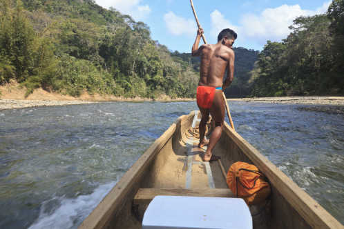 Emberá Mann in einem Einbaumboot auf dem Chagres
