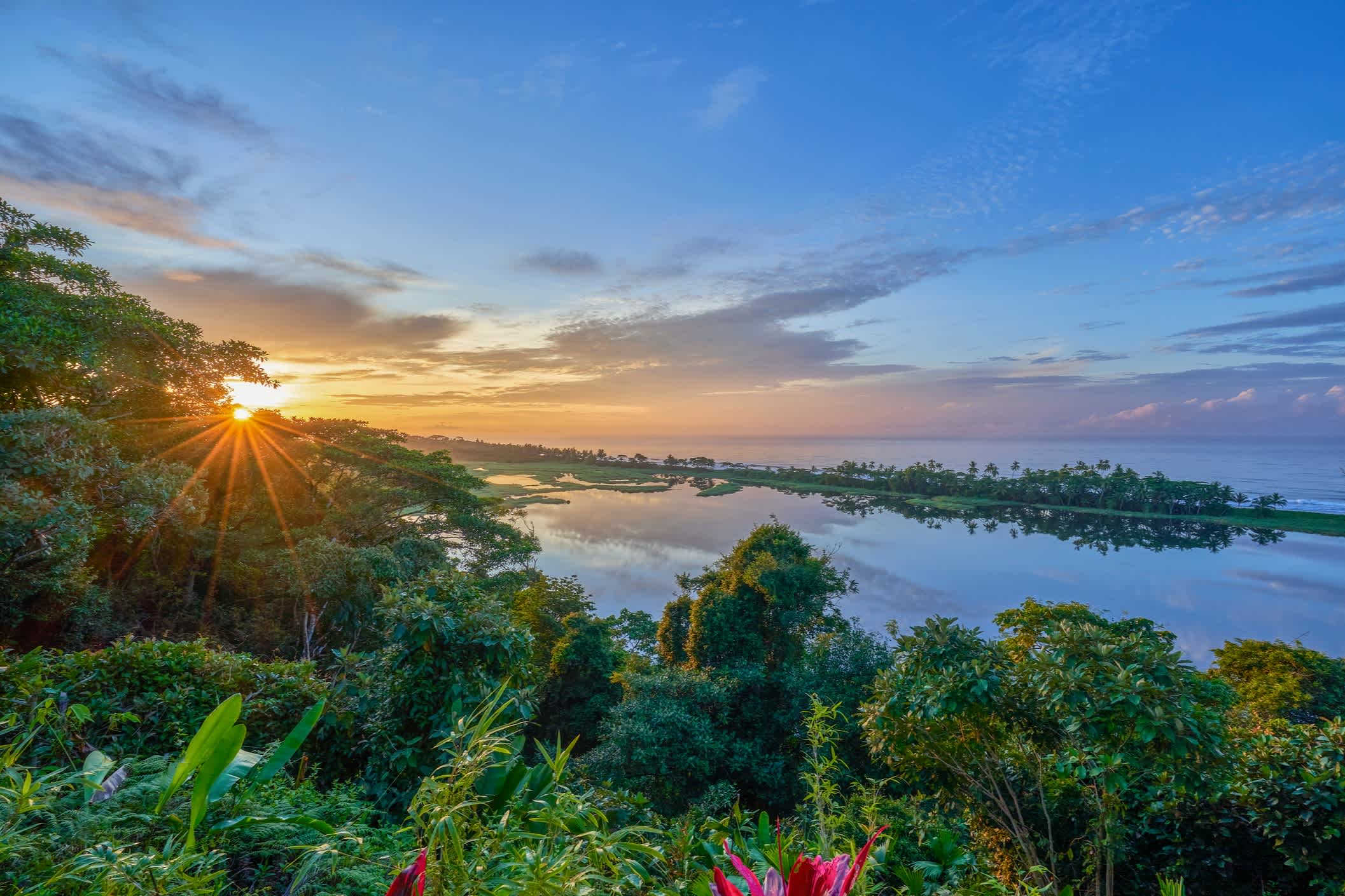 Lever de soleil sur une lagune et l'océan Pacifique dans le parc national de Corcovado sur la péninsule d'Osa au Costa Rica